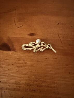 Vintage Gold Tone Leaf Brooch Faux Pearl Accent Openwork Floral Spray Pin Class